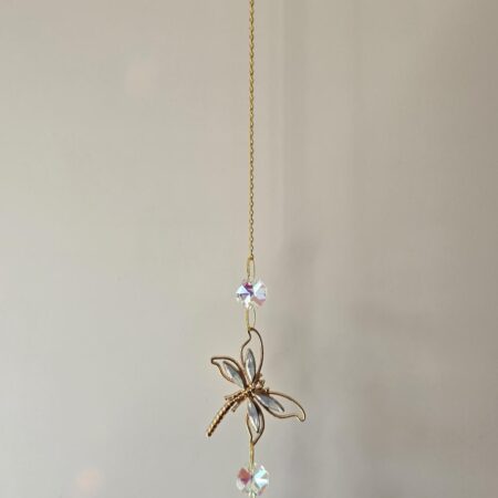 zonnevanger I met libelle en kristallen als hanger aan plafond
