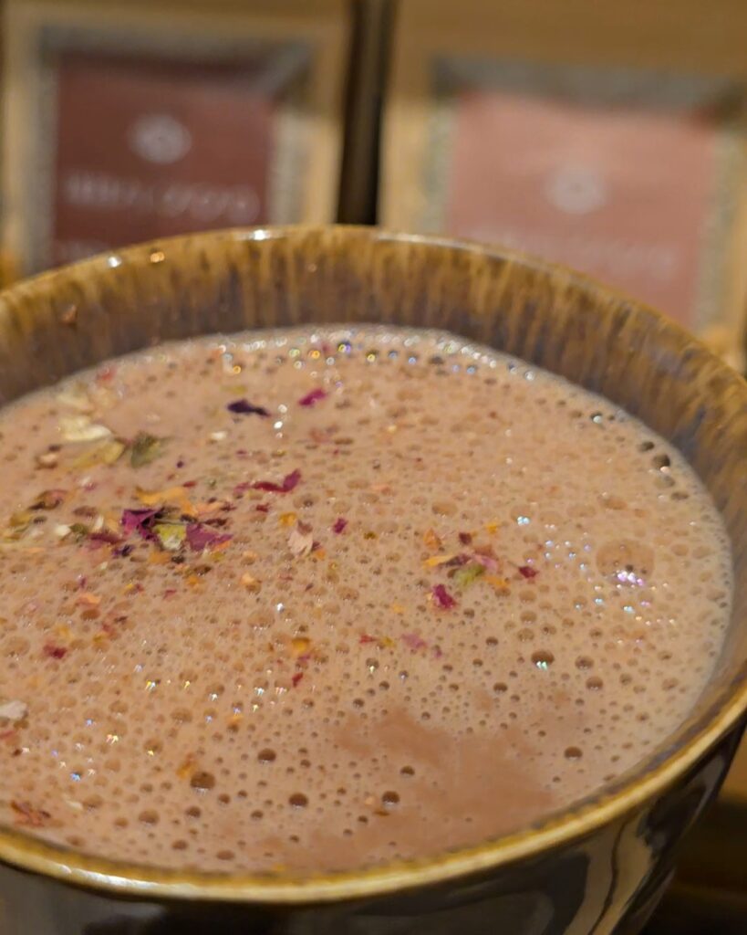 ceremoniele cacao drinken met rozenblaadjes