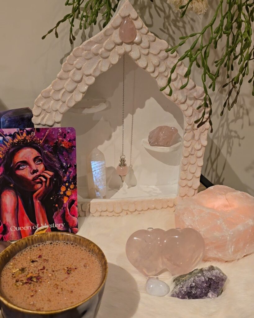 cacao ritueel met kaartje uit the art deck en een keramiek altaar van studio boheme en rozenkwarts edelstenen